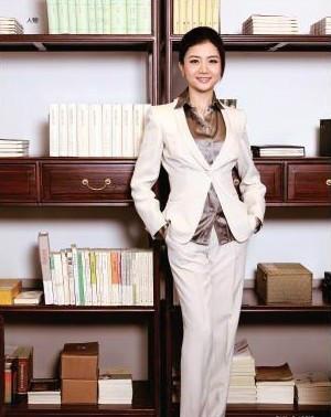 马云曾千里寻她,中国最美女富豪,30岁身价过百亿,她就是李颖
