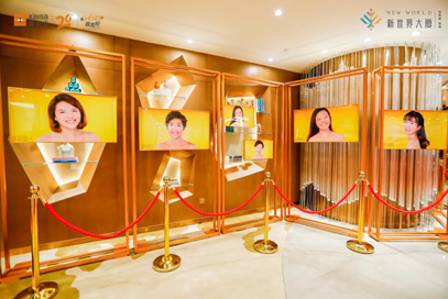 深圳首个微笑女孩女性IP摄影展与新世界大厦样板房同步开启