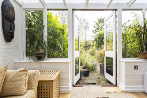 英国拥有大面积玻璃窗的乡村风格日光屋