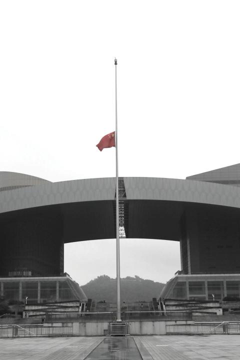 市民中心广场降半旗 哀悼抗疫牺牲烈士和逝世同胞