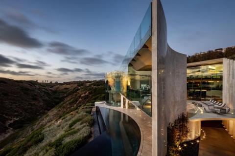 这座玻璃与混凝土打造的豪华住宅，成了美国加州的标志性房屋