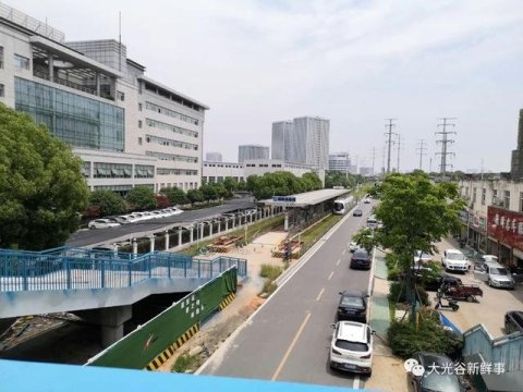 武汉：光谷这里的人行过街天桥已经建成了！周边居民出行更便捷！