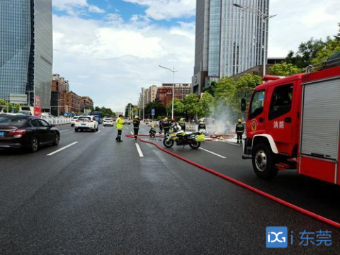 国贸中心对出路段一面包车自燃,无人员伤亡