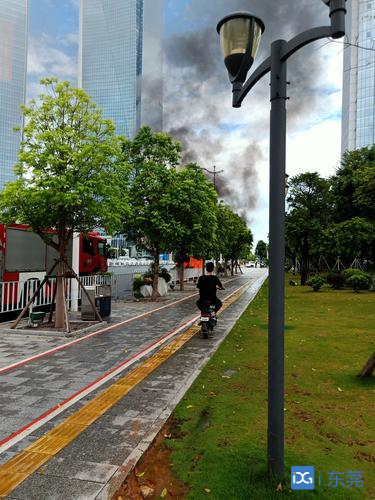国贸中心对出路段一面包车自燃,无人员伤亡