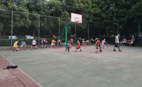 光谷一小区内的篮球场长期被人占用,用于篮球课教学?整改!
