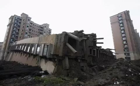 2009年上海“楼脆脆”事件详解，大楼倾倒压死工人，负责人因贪污被判无期