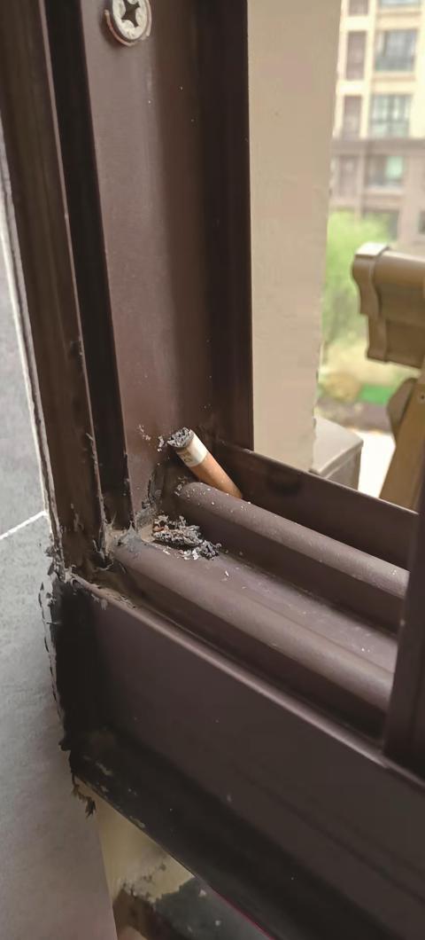 武汉洪山区保利心语九期4栋女子被楼上丢烟头烧出窟窿