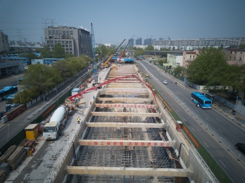 南京地铁10号线二期工程杨庄站混凝土浇筑施工